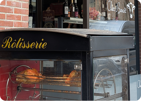 Photo d'une rotisserie avec des poulets dedans